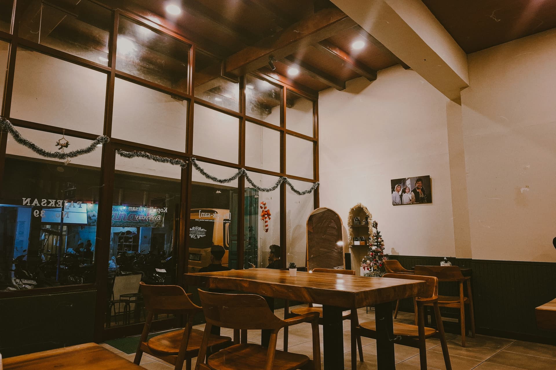 Ember and Oak 溫暖燈光與用餐氛圍
